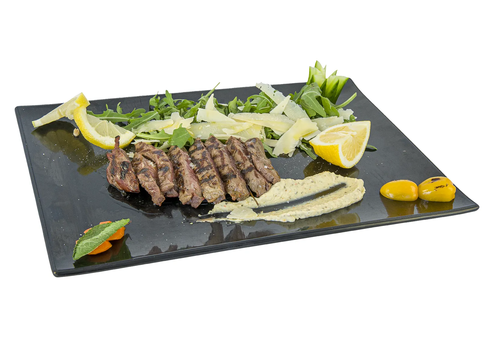 Tagliata di Manzo con Rucola, Scaglie di Grana e Salsa Tartara