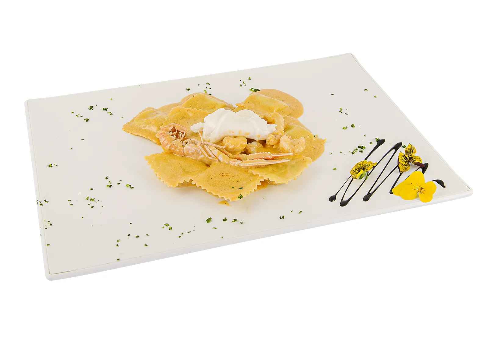 Raviolo agli scampi, gamberi e burrata