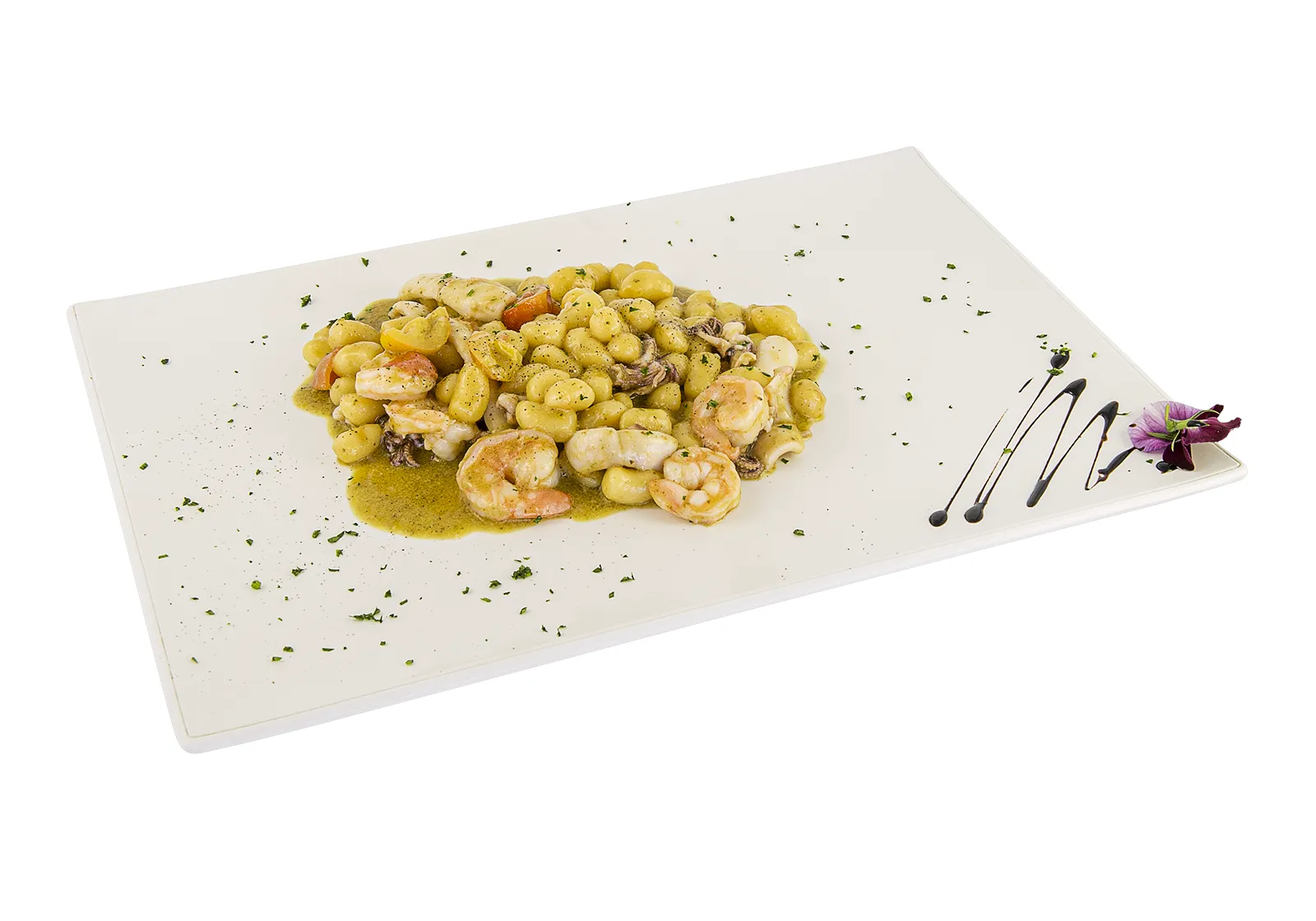 Gnocchi con gamberi, calamari, pesto e pomodorini